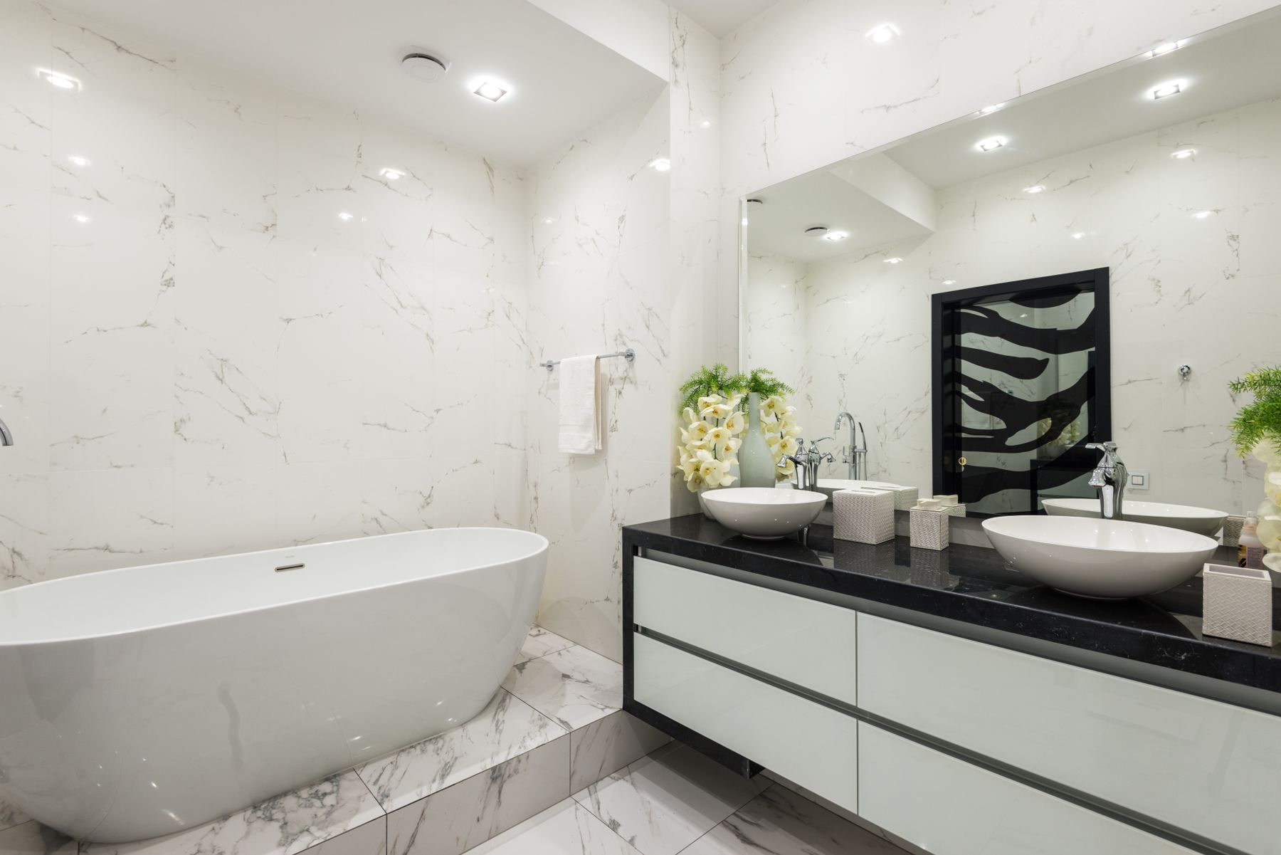 Helles Badezimmer mit freistehender Badewanne als Inspiration für ein modernes Bad